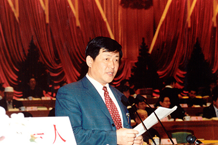 2004年2月23日，，，，，，，，win必赢集团总裁朱建民在省人大会上做《充分使用辽宁石化优势资源，，，，，，，，大力发展精密化工产业》的讲话。。。。。